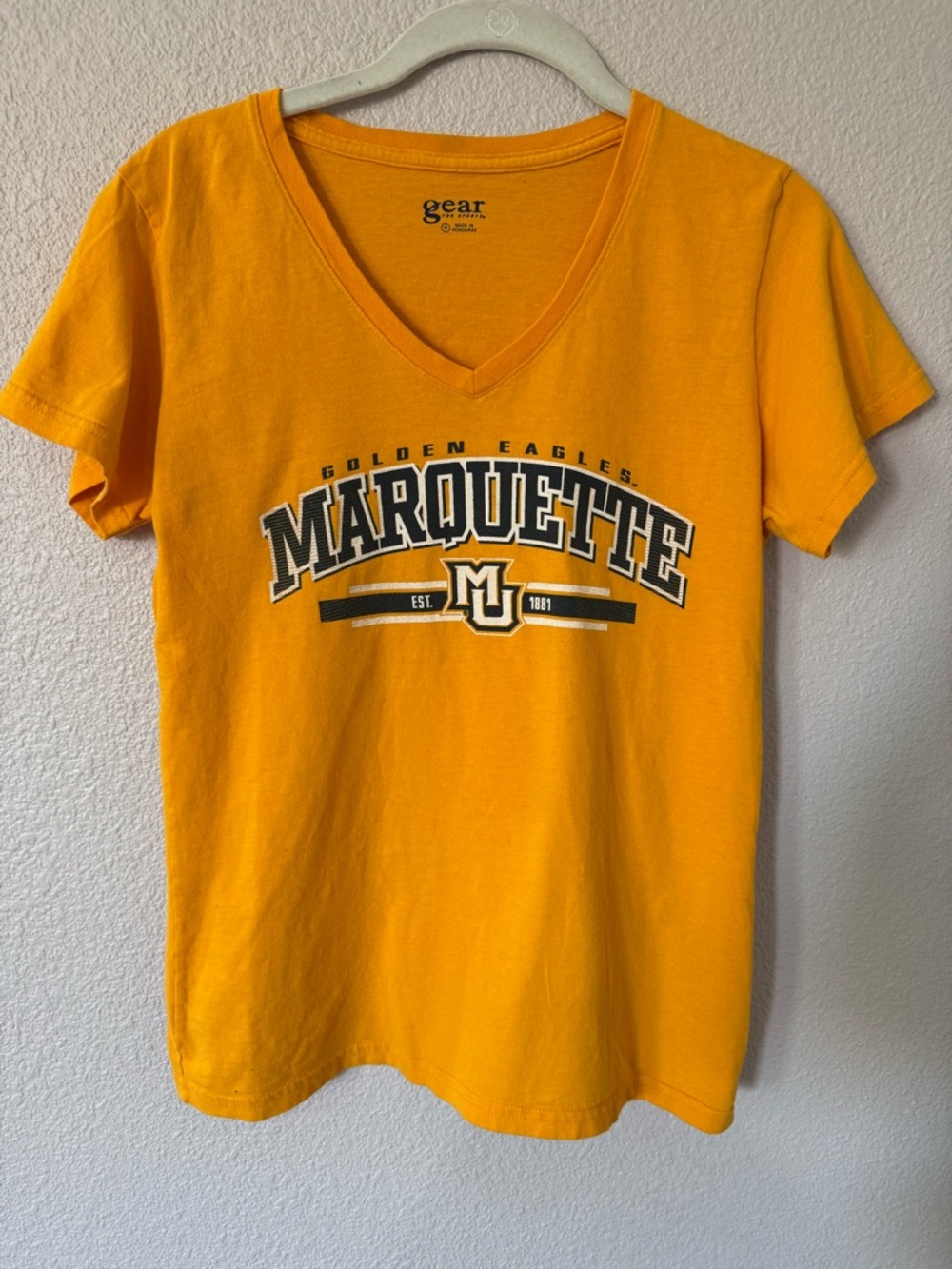 Marquette Golden Eagles V-Neck Graphic Tee Shirt Women’s Medium